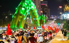 Đà Nẵng rợp cờ mừng tuyển Việt Nam vô địch, cầu Rồng kín người