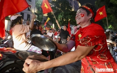 Dòng người nhuộm đỏ khắp phố Hà Nội mừng đội tuyển Việt Nam chiến thắng ASEAN Cup