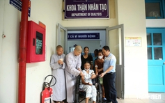 Hàng trăm phần quà đến với bệnh nhi ung thư, bệnh nhân chạy thận