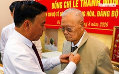 Thường trực Ban Bí thư trao Huy hiệu 80 năm tuổi Đảng cho đảng viên ở Đà Nẵng