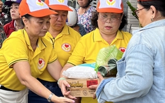 Một bàn tay trao đi, một bàn tay đón nhận