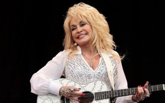 Dolly Parton có thể đã là tỉ phú nếu không quá hào phóng làm từ thiện