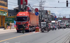 Xe máy va chạm xe tải giữa giao lộ ở TP.HCM, 2 người tử vong tại chỗ