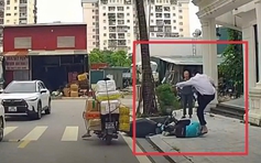 Bắt khẩn cấp nam bảo vệ hành hung tài xế xe công nghệ