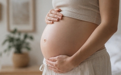 Bất ngờ sinh đôi hai con khác cha ruột