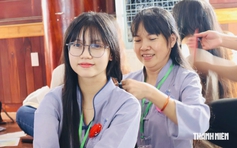 Mùa Vu Lan, về chùa Diệu Pháp ở TP.HCM hiến tóc và cầu nguyện