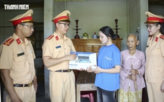 CSGT Công an TP.Huế tặng máy tính, tiếp sức nữ sinh viên mồ côi