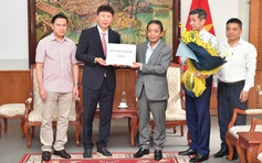 Thủ tướng Lê Minh Hưng tặng quà đội tuyển Việt Nam, HLV Kim Sang-sik nói lời cảm động