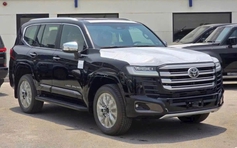 Chưa bán chính thức, 'xe chủ tịch' Toyota Land Cruiser Hybrid đã đội giá gần 1 tỉ