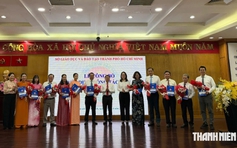 Nhiều hiệu trưởng, hiệu phó nhận quyết định bổ nhiệm cán bộ quản lý trường công lập