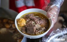 Bún bò thường bán buổi sáng, quán này ở Huế 12 giờ trưa mới mở cửa