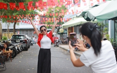 Những con hẻm rực cờ đỏ sao vàng ở TP.HCM, người dân tìm đến chụp ảnh