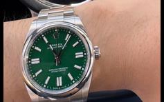 Khách nước ngoài nhận lại đồng hồ Rolex thất lạc tại sân bay Phú Quốc