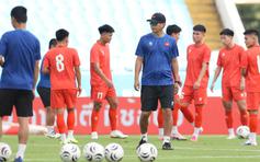 Đội tuyển Việt Nam thả lỏng trên mặt cỏ Mỹ Đình xanh mượt, sẵn sàng thắng đẹp Campuchia