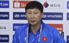 HLV Kim Sang-sik trả lời Báo Thanh Niên: 'Việt Nam bị Singapore chia điểm do... tôi mặc áo trắng đấy'