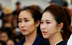 Ca sĩ Hương Tràm khóc nghẹn trên truyền hình