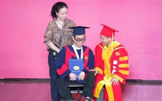 Mẹ đẩy xe lăn đưa con lên nhận bằng tốt nghiệp, ai cũng rưng rưng