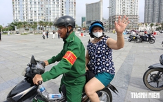 Ngay sau lễ ra mắt, trật tự viên du lịch hỗ trợ người phụ nữ đi lạc ở Vũng Tàu