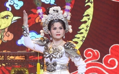 Trinh Trinh nói về chuyện con trai hát cải lương và điều trăn trở ở tuổi 49