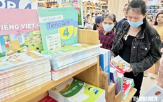 Sở GD-ĐT TP.HCM nói gì khi phụ huynh vẫn khó khăn tìm mua sách giáo khoa?