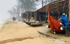 Bờ biển Mỹ Thủy bị xâm thực sâu gần 10 mét vì sóng lớn
