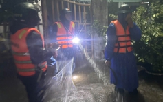 Nước từ khắp nơi đổ về trong đêm, bủa vây nhiều khu dân cư ở Đà Nẵng