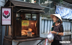Xe bánh mì không người bán giữa trung tâm TP.HCM bất ngờ có thêm món mới