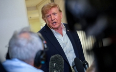 Ồn ào vụ Tổng thống Trump hứa hẹn phát tiền cho dân Mỹ