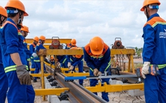 Tăng tốc lắp đặt hàng ngàn thanh ray trên tuyến đường sắt nhẹ tại Phú Quốc