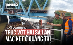 Vụ 2 sà lan mắc kẹt chân cầu Mỹ Chánh: Huy động 4 phao lớn và máy xúc trục vớt thế nào?