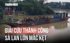 Huy động cẩu 55 tấn giải cứu sà lan mắc kẹt dưới chân cầu Mỹ Chánh ở Quảng Trị