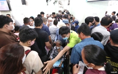 Cảnh người bệnh chen chúc khám bệnh ở Bệnh viện Chợ Rẫy