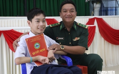 5 năm mẹ bồng đến lớp, cậu học trò xuất sắc nay được người lính biên phòng 'nâng bước'