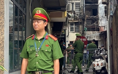Công an phong tỏa hiện trường ngôi nhà xảy ra hỏa hoạn khiến 5 người chết