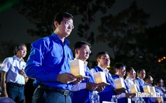 Xúc động lễ tưởng niệm nạn nhân mất vì dịch Covid-19 tại công viên Lý Thái Tổ