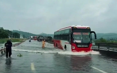 Thanh Hóa: Quốc lộ 1A ngập tới 0,7 m