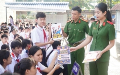 Cảnh báo học sinh trước ma túy 'núp bóng' dưới vỏ bọc nước uống