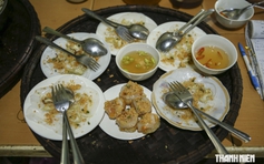 Quán bánh Huế hơn 50 năm, ngày lễ đông khách phải treo bảng 'hết bánh, hết bàn'