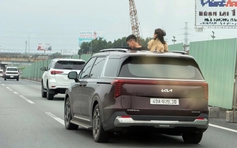 Trẻ thò đầu qua cửa sổ trời khi xe chạy cao tốc, nữ tài xế bị phạt