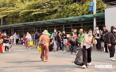 Bến xe TP.HCM ngày cuối nghỉ lễ: Nhiều người lỉnh kỉnh hành lý trở lại thành phố