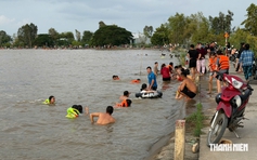 Cả ngàn người vùng biên kéo nhau đi tắm đồng vào dịp lễ