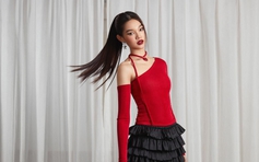 Vừa giữ ấm, vừa sang xịn mà không lo 'dìm' dáng với tất đen