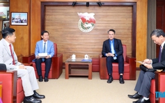 Anh Nguyễn Kim Quy tiếp xã giao đoàn bác sĩ tình nguyện của Campuchia