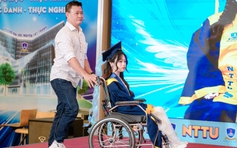Hơn hai thập kỷ làm ‘đôi chân’ cho con và câu chuyện xúc động ngày tốt nghiệp