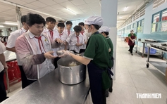 Trường ngưng bữa ăn bán trú vì thủ tục, Sở An toàn thực phẩm TP.HCM nói gì?