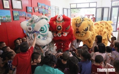 Lần đầu múa lân ở mái ấm, học sinh kiên nhẫn chờ các bé chạm vào đầu lân