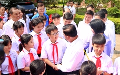 Thường trực Ban Bí thư thăm, tặng quà thiếu nhi Làng trẻ em SOS Hà Nội