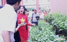 Giảng viên Nhật Bản thích thú thăm vườn rau học sinh TP.HCM chăm sóc