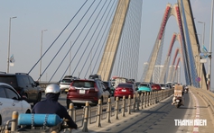 Các biển mốc khoảng cách trên cầu Nhật Tân đã được gỡ bỏ
