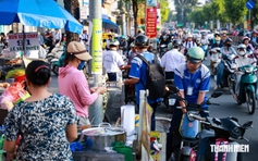 Ùn tắc trước cổng trường ở TP.HCM: Dẹp nạn hàng rong lấn chiếm được không?